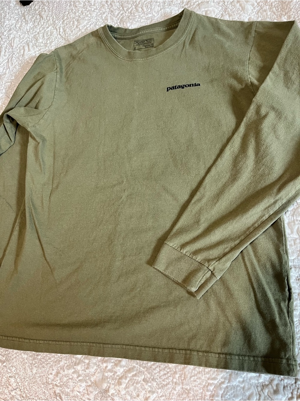 Patagonia Men’s Long-Sleeve Crew Tee in Olive. Size Small